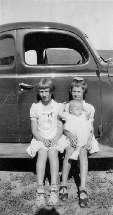 Dixie Lee Sams, Dana Lou Sams holding Karen Sue Sams