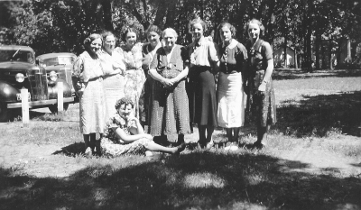 At Markley Grove, MN - Charlotte (Stevens) Sams, Lizzie (???????) Sams, Bessie (Kresge) Sams, Rubye (Harman) Sams, Mabel (Haley) Sams, Margaret (Moffett) Sams, Lora (Sams) Arnold, Hattie (McGaughey) Sams, Helen (Thompson) Sams